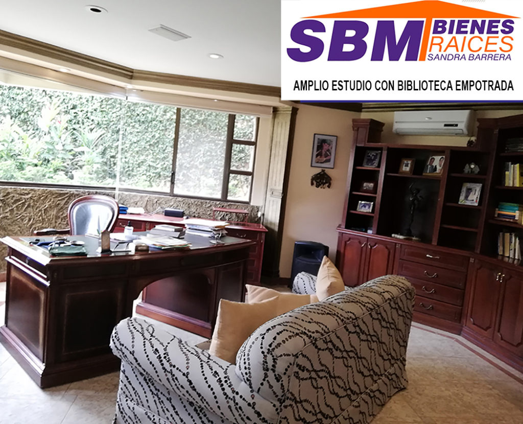 En Venta Hermosa Casa Amplia de 6 Dormitorios con Baño completo, tiene Piscina, Cancha Deportiva, Construida a Desniveles