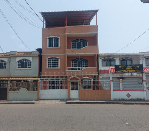 En Machala cerca al Hospital Esperanza Se Vende casa de 5 Dormitorios con Patio apta para Consultorios